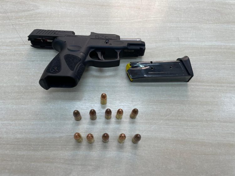 Polícia Federal prende jurisdicionária com arma de uso restrito em prédio da Justiça Federal, na Paraíba