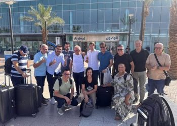 Cícero Lucena retorna a João Pessoa com o filho após viagem a Israel marcada por conflito