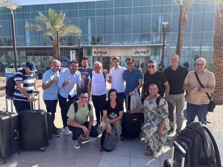 Cícero Lucena retorna a João Pessoa com o filho após viagem a Israel marcada por conflito