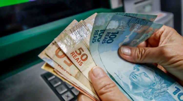 Primeira parcela do 13º salário é paga hoje a servidores do estado da Paraíba