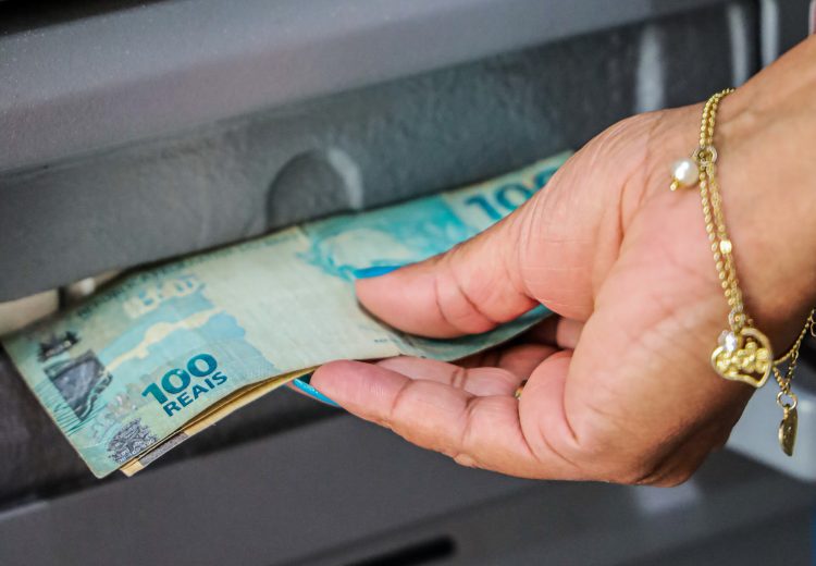 Servidores municipais recebem 50% do 13º salário em João Pessoa nesta quinta