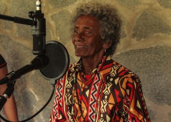 Aos 80 anos, Mestra Têca de Oyá transforma tradição em som com lançamento de seu primeiro álbum