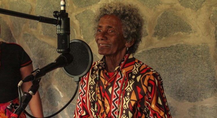 Aos 80 anos, Mestra Têca de Oyá transforma tradição em som com lançamento de seu primeiro álbum