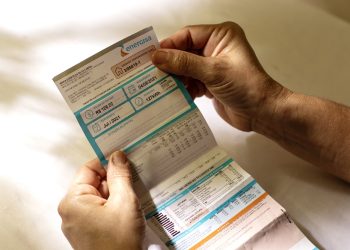 Taxa extra na conta de luz vai continuar no mês de julho