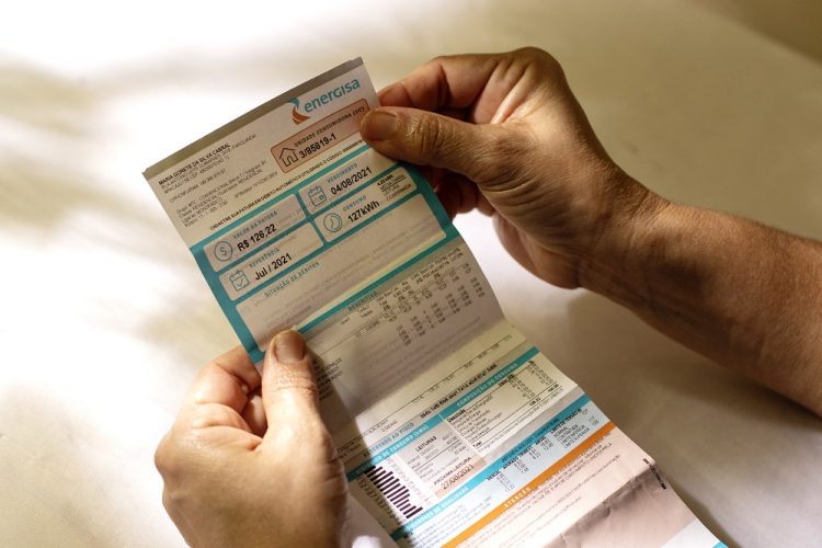 Taxa extra na conta de luz vai continuar no mês de julho