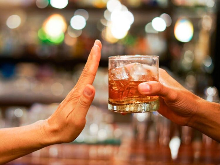 Escolher a sobriedade ainda é um ato de resistência e solidão