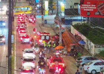 Acidente entre motos derruba parada de ônibus e deixa quatro feridos em JP