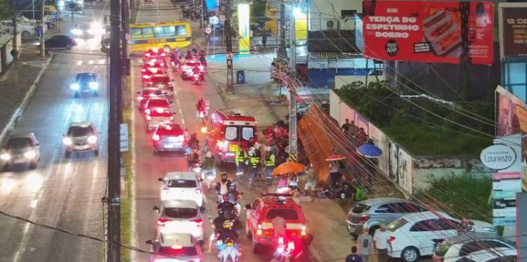 Acidente entre motos derruba parada de ônibus e deixa quatro feridos em JP
