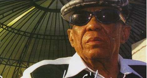 Bezerra da Silva: do banco de praça ao palco, com um empurrão do além