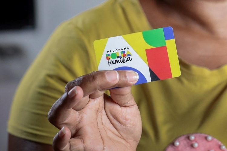 Menos famílias no Bolsa Família: cortes, revisão e impacto social