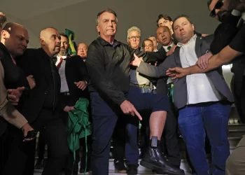 STF pressiona Bolsonaro e advogados correm contra o tempo: 24 horas para explicar “chá de tornozeleira”
