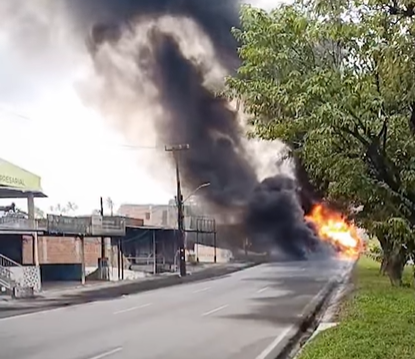Caminhão-tanque pega fogo e interdita BR-101 entre Recife e João Pessoa