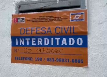 Deslizamento de terra interdita duas casas no bairro da Torre, em João Pessoa