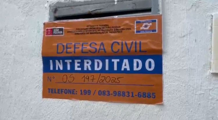 Deslizamento de terra interdita duas casas no bairro da Torre, em João Pessoa