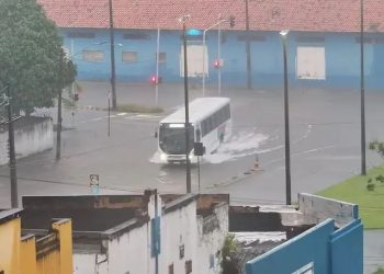 Chuvas alagam ruas e causam transtornos no trânsito nesta quarta-feira em João Pessoa e região