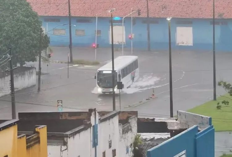 Chuvas alagam ruas e causam transtornos no trânsito nesta quarta-feira em João Pessoa e região