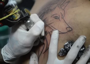 Conselho Federal de Medicina proíbe anestesia para a realização de tatuagens