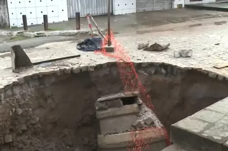 Cratera se abre em rua do Valentina, em João Pessoa, e interrompe abastecimento de água na região