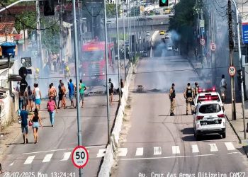 Feirantes queimam objetos e bloqueiam ruas em protesto contra obras na Capital