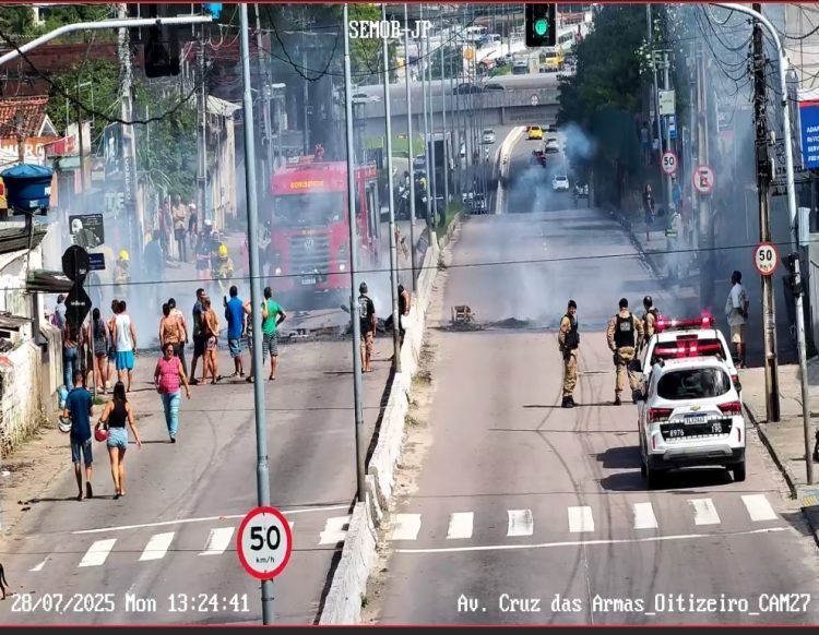 Feirantes queimam objetos e bloqueiam ruas em protesto contra obras na Capital