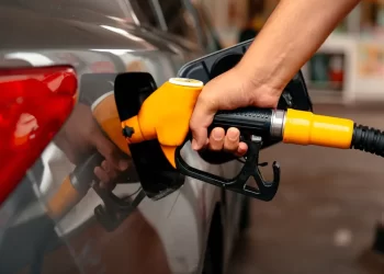 Combustível com menos fumaça e mais futuro: o que vai mudar nos postos a partir de agosto