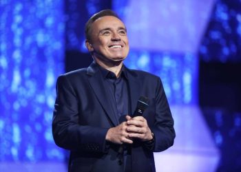 Banheira do Gugu reaparece no Ratinho e divide opiniões com banho de nostalgia e polêmica