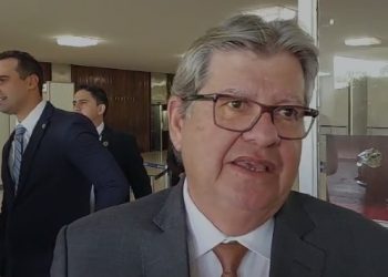 João Azevêdo reage a críticas da oposição e minimiza movimentações políticas para 2026