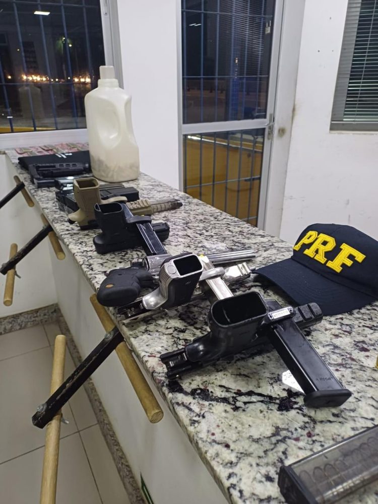 Motorista desobedece ordem de parada, atira contra agentes da PRF e é preso com arsenal de armas na BR-101, na Paraíba