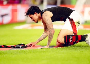 Pedro faz as pazes com a torcida — mas segue no modo avião com Filipe Luís