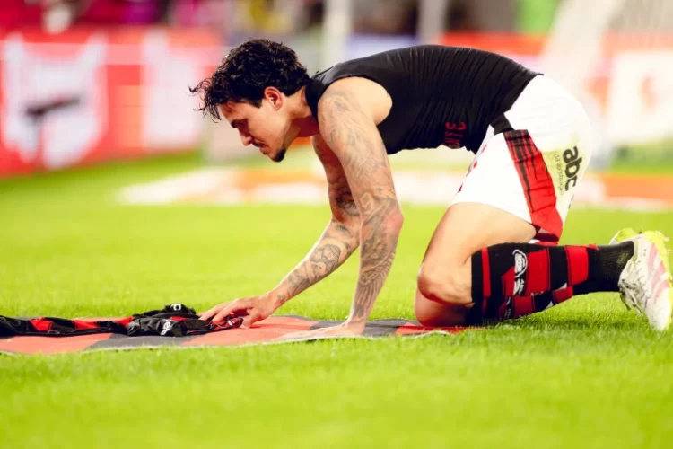 Pedro faz as pazes com a torcida — mas segue no modo avião com Filipe Luís