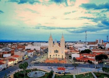 Prefeito de cidade paraibana é multado por falha em licitação de compra milionária de kits escolares