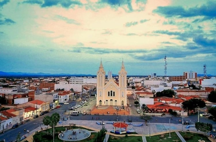 Prefeito de cidade paraibana é multado por falha em licitação de compra milionária de kits escolares