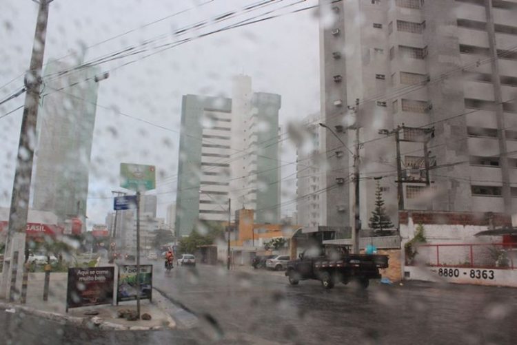 Ventos fortes de até 40 km/h atingem João Pessoa e litoral da PB, alerta meteorologia