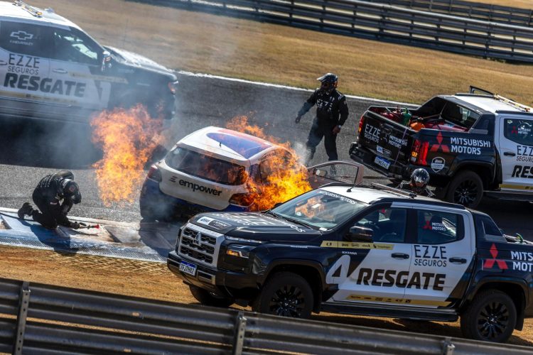 Após susto na pista, Bia Martins segue na disputa da 4ª etapa da Turismo Nacional
