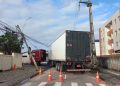 Queda de poste no José Américo deixa moradores sem energia e interdita via em João Pessoa
