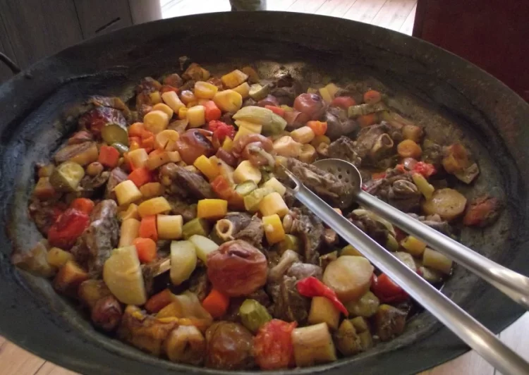 Do faroeste para o Paraná: como um buraco no chão virou tradição gastronômica nacional