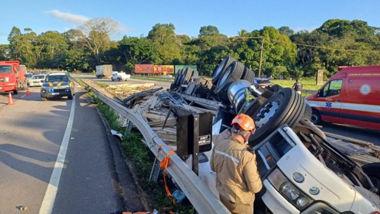 Trânsito é parcialmente interditado na BR-230 após tombamento de caminhão carregado de madeira