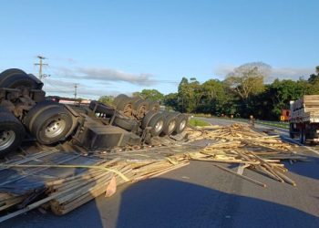 Carreta tomba na BR-230 e deixa trânsito lento; motorista ficou preso às ferragens