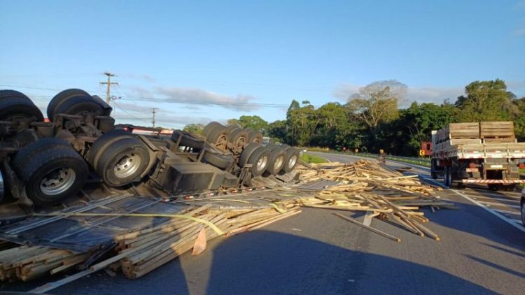 Carreta tomba na BR-230 e deixa trânsito lento; motorista ficou preso às ferragens
