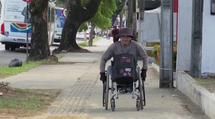 Entregador cadeirante percorre 30 km por dia em entrega de remédios em João Pessoa