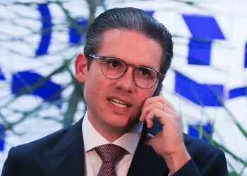 Hugo Motta no ringue: o deputado paraibano descobre que não se briga com o dono do campinho