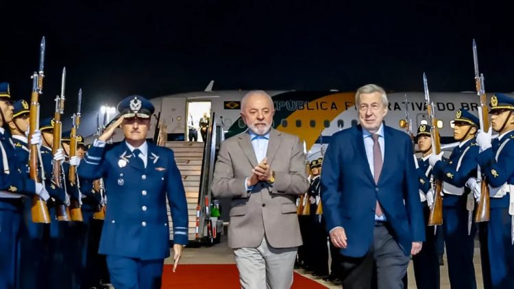 Lula reúne líderes progressistas em Santiago para denunciar “ataque econômico” dos EUA à democracia brasileira