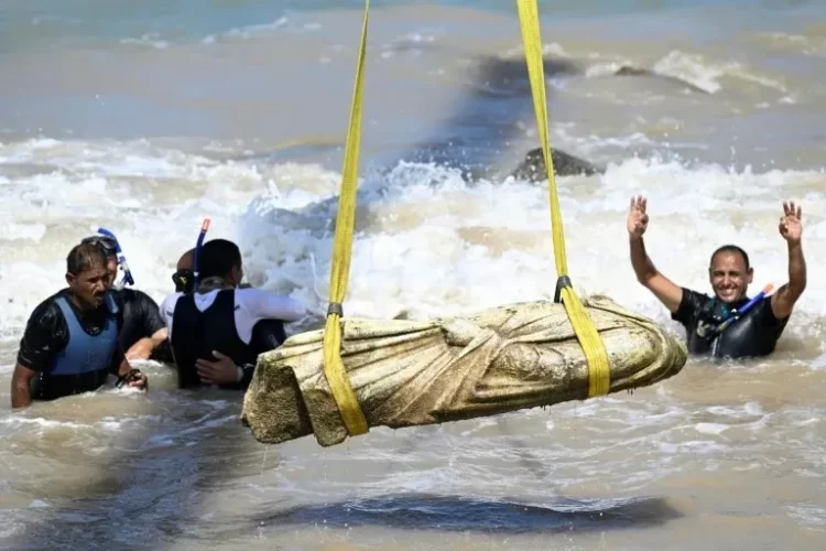 Egito revela cidade submersa de mais de 2 mil anos em Alexandria