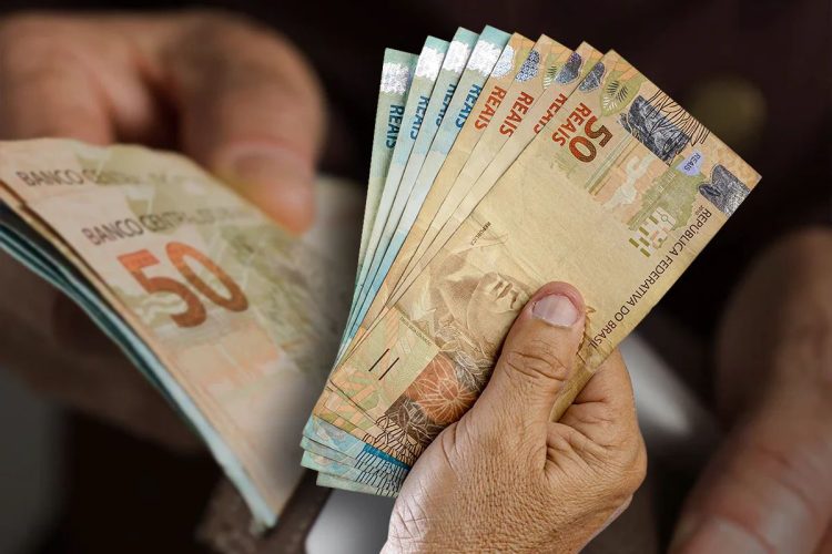 Aposentados e pensionistas recebem do INSS salário de R$ 1.518 a partir desta segunda