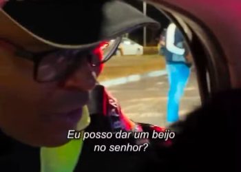 Blitz em Brasília termina em beijo: policial aborda carro de Caetano Veloso e pede abraço
