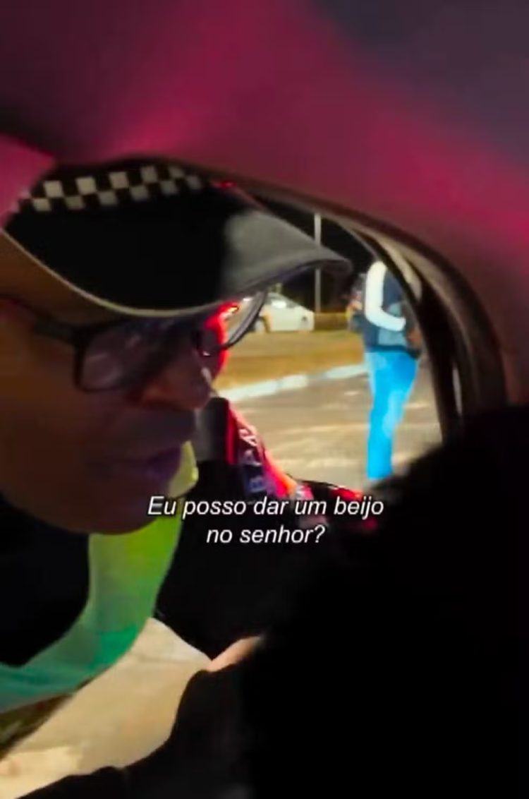 Blitz em Brasília termina em beijo: policial aborda carro de Caetano Veloso e pede abraço