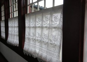 Janela com charme: quando o crochê invade a arquitetura colonial