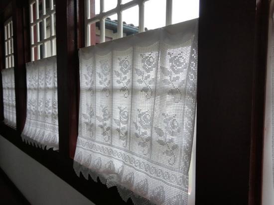 Janela com charme: quando o crochê invade a arquitetura colonial