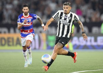 Botafogo atropela Fortaleza com goleada de 5 a 0 e esquenta a rodada do Brasileirão