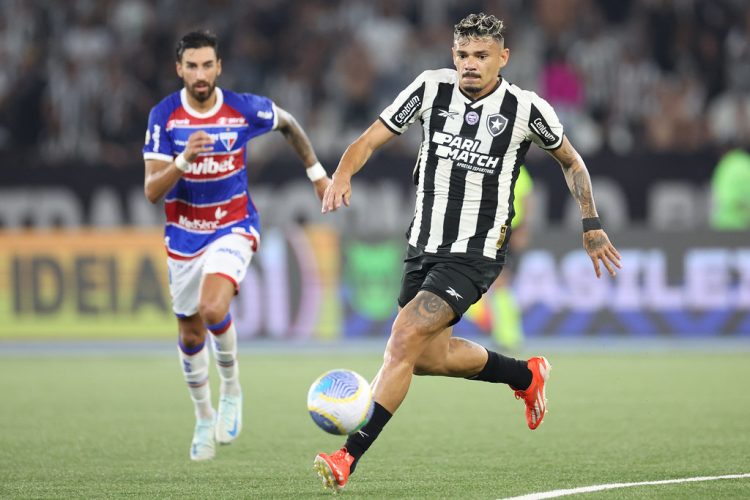 Botafogo atropela Fortaleza com goleada de 5 a 0 e esquenta a rodada do Brasileirão